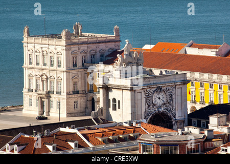 Blick vom Miradouro da Sao Jorge Aussichtspunkt auf dem ehemaligen maurischen Burg Castelo de Sao Jorge in Richtung Arco da Rua Augusta Stockfoto