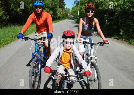 Gruppe von Radfahrern, die nach einer lange asphaltierte Straße Stockfoto