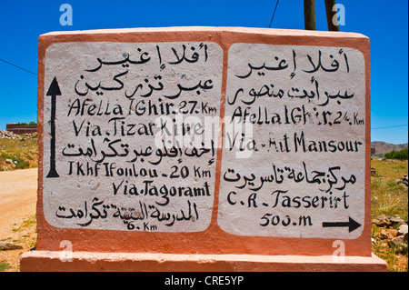 In Arabisch und Französisch handschriftliche Zeichen für Ait Mansour Tal, Antiatlas, Marokko, Marokko, Südafrika Stockfoto