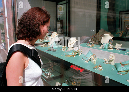 Frau vor einem Schmuck-Schaufenster in der Friedrichstraße in Berlin, Deutschland Stockfoto