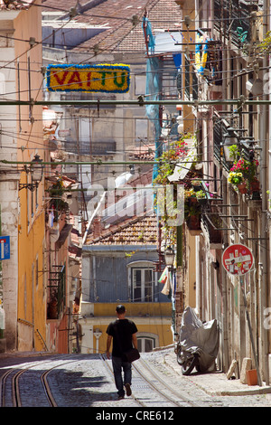 Straße der Elevador da Bica Standseilbahn im Viertel Bairro Alto, Lissabon, Portugal, Europa Stockfoto