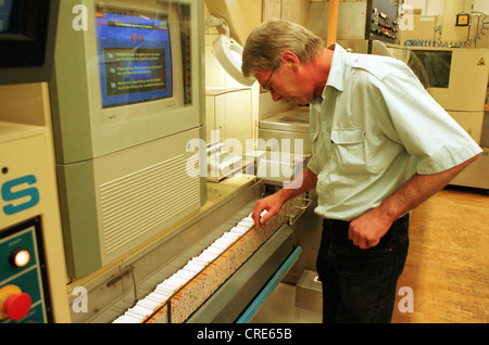 Ein Arbeiter bei Philip Morris-Werk in Berlin-Neukölln, Deutschland Stockfoto