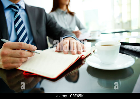 Office Worker behandelnden lange Business-Seminar stützte sich mit einer Tasse Kaffee Stockfoto