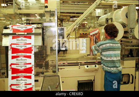 Ein Arbeiter bei Philip Morris-Werk in Berlin-Neukölln, Deutschland Stockfoto