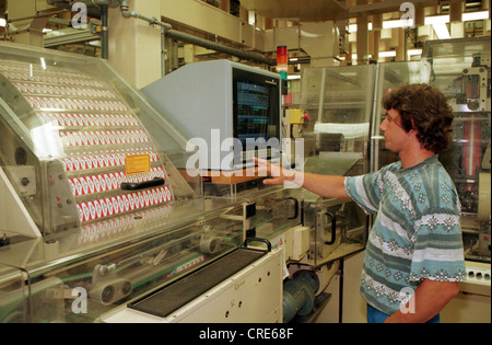 Ein Arbeiter bei Philip Morris-Werk in Berlin-Neukölln, Deutschland Stockfoto