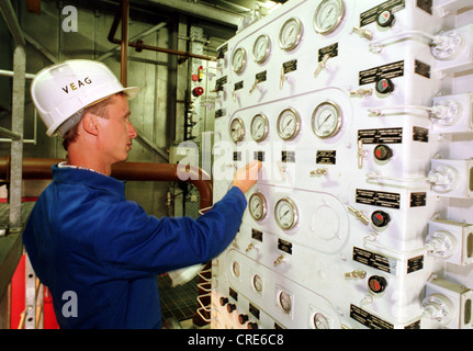 Ein Techniker in einer Kiste im Gasturbinenkraftwerk Ahrensfelde VEAG Stockfoto