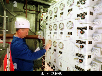 Ein Techniker in einer Kiste im Gasturbinenkraftwerk Ahrensfelde VEAG Stockfoto