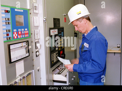 Ein Techniker in einer Kiste im Gasturbinenkraftwerk Ahrensfelde VEAG Stockfoto