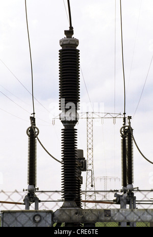 Isolatoren im Gasturbinenkraftwerk Ahrensfelde VEAG (United Energy AG) in Berlin, Deutschland Stockfoto