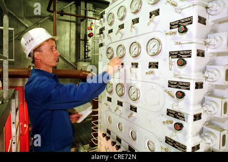 Ein Techniker in einer Kiste im Gasturbinenkraftwerk Ahrensfelde VEAG Stockfoto