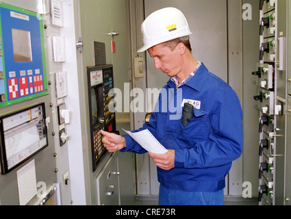 Ein Techniker in einer Kiste im Gasturbinenkraftwerk Ahrensfelde VEAG Stockfoto