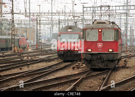 Gleisanlagen mit zwei Lokomotiven zurückziehen der SBB Bahnhof Zürich, Schweiz Stockfoto