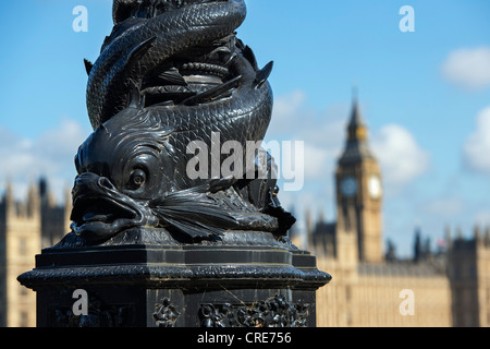 Vulliamy Dolphin's Lampe Beiträge vor blauem Himmel entlang der South Bank. London Stockfoto