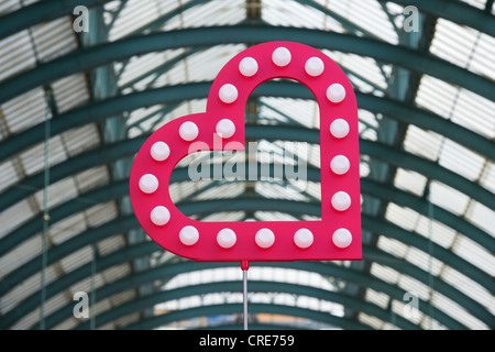 Rosa Herz-Kunst-Installation vor Covent Garden Markt Dach. London, England Stockfoto