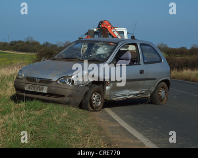Ein Opel Corsa, die nicht zu eine Biegung einer Straße, was bei einem Autounfall zu verhandeln und dann wurde abgeschleppt durch einen Abschleppwagen. Stockfoto