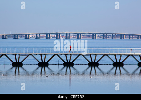 Fußgängerbrücke und Ponte Vasco da Gama Brücke über den Rio Tejo-Fluss, auf dem Gelände der Parque Das Nacoes Stockfoto