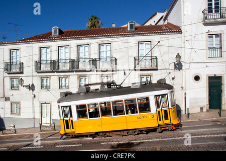 Historische Straßenbahn, Electrico 28, im historischen Viertel Alfama in Lissabon, Portugal, Europa Stockfoto