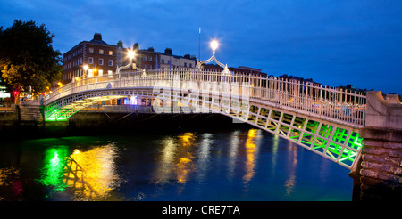 Fluss Liffey mit der Halfpenny Bridge, auch bekannt als die Ha'penny-Brücke in der Nacht, Dublin, Irland, Europa Stockfoto