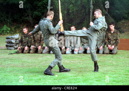 Soldaten der Bundeswehr, Gelände und Sportuebungen, Berlin, Deutschland Stockfoto