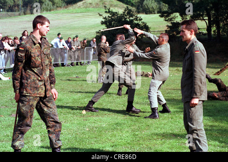 Soldaten der Bundeswehr, Gelände und Sportuebungen, Berlin, Deutschland Stockfoto