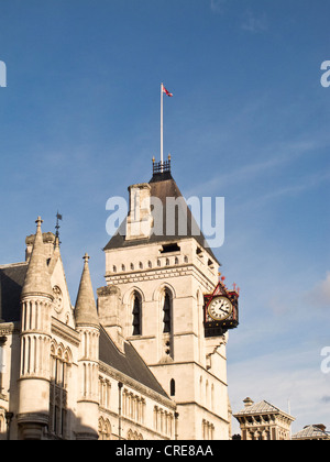 Der Uhrturm an der Royal Courts of Justice, London Stockfoto