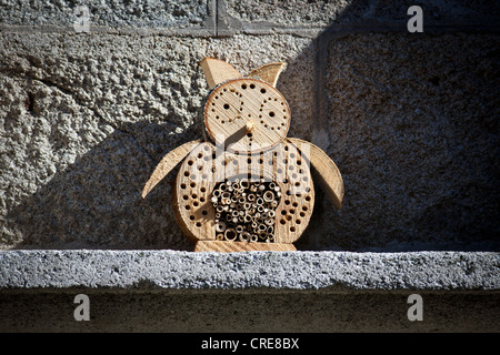 Eine Eule-förmigen Insektenhaus oder Verschachtelung Hilfe für Wildbienen und andere Insekten. Stockfoto