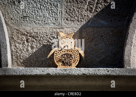 Eine Eule-förmigen Insektenhaus oder Verschachtelung Hilfe für Wildbienen und andere Insekten. Stockfoto