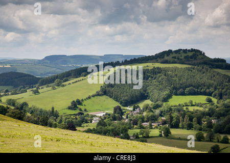 Graben Sie, Hügel und das Dorf Hopesay, in der Nähe von Craven Arms, Shropshire Stockfoto