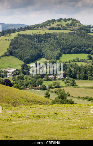 Burrow Hügel und das Dorf Hopesay, von Hopesay Hill, in der Nähe von Craven Arms, Shropshire aus gesehen Stockfoto