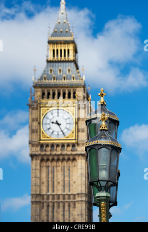 Straßenlaternen vor Big Ben. London, England Stockfoto