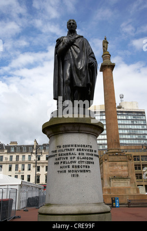 Leutnant General Sir John Moore-Statue in George Square mit Sir Walter Scott Spalte im Hintergrund Glasgow Schottland, Vereinigtes Königreich Stockfoto