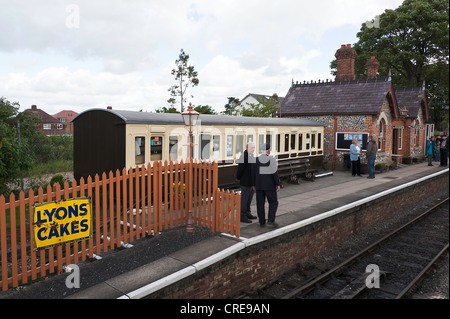 CHINNOR Bahnhof auf Chinnor & Princes Risborough Railway mit ehrenamtlichen Mitarbeitern und Passagiere-Oxfordshire-England UK Stockfoto