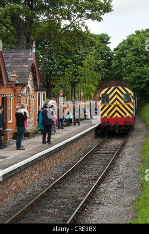 CHINNOR Bahnhof auf Chinnor & Princes Risborough Railway mit ehrenamtlichen Mitarbeitern und Passagiere-Oxfordshire-England UK Stockfoto