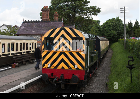 CHINNOR Bahnhof auf Chinnor & Princes Risborough Railway mit ehrenamtlichen Mitarbeitern und Passagiere-Oxfordshire-England UK Stockfoto