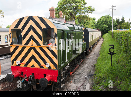 CHINNOR Bahnhof auf Chinnor & Princes Risborough Railway mit ehrenamtlichen Mitarbeitern und Passagiere-Oxfordshire-England UK Stockfoto