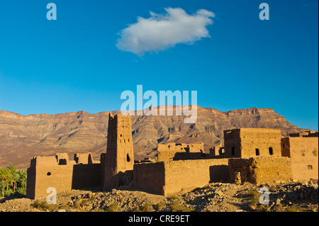 Zerstörten Kasbah auf einem Hügel, einem ehemaligen Berber Haus gebaut von Adobe, Bergkette des Berges Djebel Kissane Tabelle auf der Rückseite Stockfoto