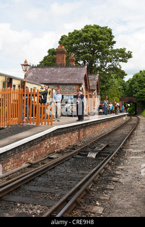 CHINNOR Bahnhof auf Chinnor & Princes Risborough Railway mit ehrenamtlichen Mitarbeitern und Passagiere-Oxfordshire-England UK Stockfoto