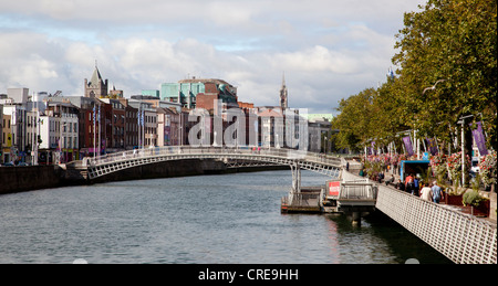 Temple Bar Viertel am linken Ufer des Flusses Liffey mit Halfpenny Bridge, auch bekannt als Ha'penny Bridge, Dublin, Irland Stockfoto