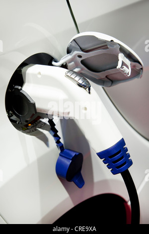 Aufladen mit einem 230-Volt-Stecker, Pistolengriff Ladegerät auf ein Elektroauto, 64. Internationalen Automobilausstellung, IAA 2011 Stockfoto