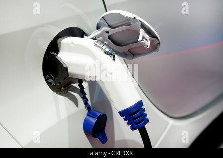Aufladen mit einem 230-Volt-Stecker, Pistolengriff Ladegerät auf ein Elektroauto, 64. Internationalen Automobilausstellung, IAA 2011 Stockfoto
