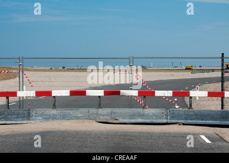 Straße von Metallzaun und roten weißen Block blockiert Stockfoto