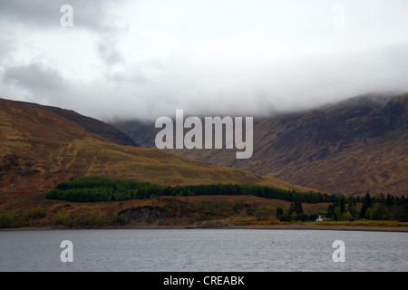 niedrige Wolken und Nebel den Hügeln am Loch Linnhe Fort William Schottland uk überrollen Stockfoto