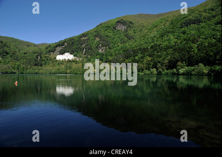 Italien, Basilicata, Geier, Laghi di Monticchio, Riserva regionale Lago Piccolo di Monticchio Regionalreservat, See und benediktinerabtei San Michele Stockfoto