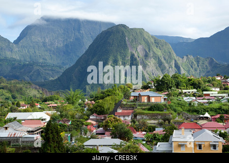 Hell-Bourg mit dem Gipfel des Piton d ' Enchaing im Cirque de Salazie Caldera, La Réunion, Indischer Ozean Stockfoto