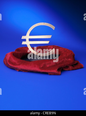 Der Euro auf einem Sockel mit rotem Samt einschließlich Stockfoto