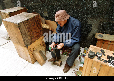 Schuster auf der Straße in Hong Kong Stockfoto