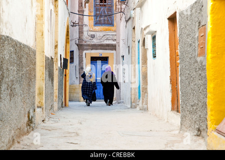 Gasse in der historischen Stadt oder Medina, UNESCO-Weltkulturerbe, Essaouira, Marokko, Afrika Stockfoto