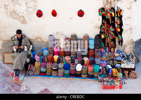 Man stricken und Verkauf von typischen bunten Berber wollenen Mützen in der Altstadt oder Medina, UNESCO-Weltkulturerbe, Stockfoto