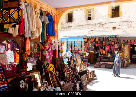 Souvenir-Shop in der historischen Stadt oder Medina, UNESCO-Weltkulturerbe, Essaouira, Marokko, Afrika Stockfoto