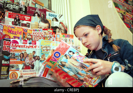 Mädchen im Zeitschriftenhandel, Herne, Deutschland Stockfoto